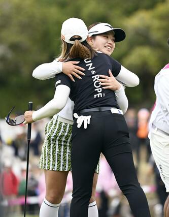 最終日、プレーオフで優勝を決めた高橋彩華（手前）を祝福する仲村果乃＝葛城ＧＣ