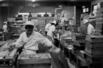 　１９６０年代のうなぎパイの製造風景＝浜松市