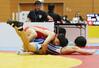 ７１キロ級２回戦　バックを奪う山田亮清（八海）＝新潟市東総合スポーツセンター