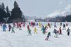 バブル期に流行したウエアを着て滑る参加者=2月16日、上越市安塚区須川のキューピットバレイスキー場