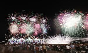 ２０２５年の「ぎおん柏崎まつり海の大花火大会」で上がった花火＝柏崎市
