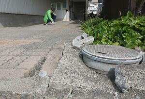 液状化の被害を受けた住宅地。当時吹き出した砂が今も残る=糸魚川市中央1