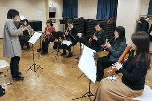 息の合った演奏をする南魚沼市民会館リコーダー教室のメンバー=南魚沼市六日町