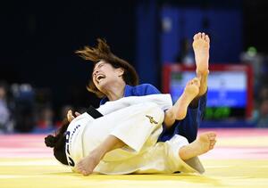 女子52キロ級2回戦 ウズベキスタン選手に一本負けする阿部詩=パリ(共同)