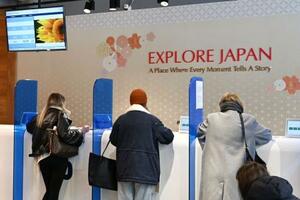 　モスクワに新設されたビザセンターで手続きをする人たち＝１２日（共同）