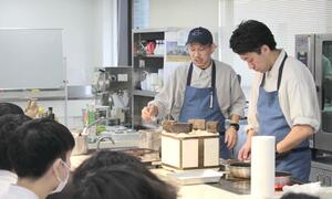 調理を実演しながらポイントを解説する川又真さん(右から2人目)=新潟市中央区下大川前通2