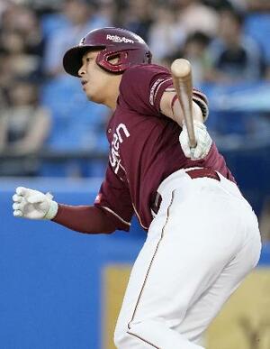 3回楽天2死一、二塁、浅村が左前に先制打を放つ=神宮