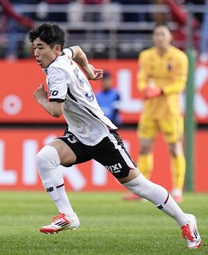 鹿島-FC東京 後半、攻め込むFC東京・北原。J1最年少出場を果たした=カシマ