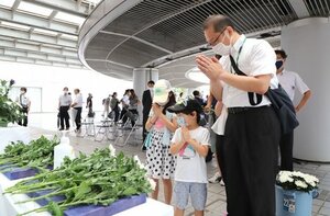 長崎原爆の犠牲者を悼み、平和への思いを新たにした式典=9日、新潟市中央区