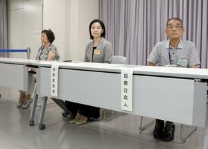 期日前投票所で投票を見守る立会人=4日、新潟市中央区