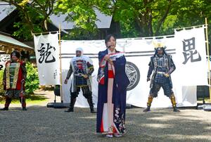 越後上越上杉おもてなし武将隊に新たに加わった綾(右から2人目)=4月28日、上越市の春日山神社