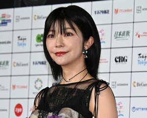 フリルたっぷりな衣装でレッドカーペットに登壇した伊瀬茉莉也(C)ORICON NewS inc.