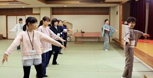 後継者不足の解消につなげようと開かれた岩室芸妓の体験会＝新潟市西蒲区