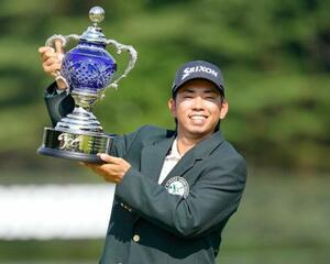 通算23アンダーで優勝した生源寺龍憲=西那須野CC