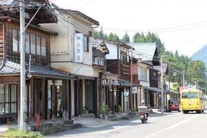 「とんぼ」と呼ばれる雁木が連なる津川商店街。人影はまばらだ=8月19日、阿賀町津川
