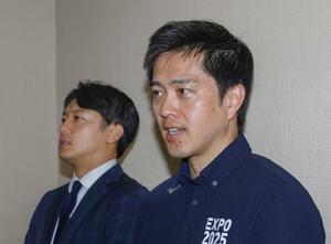 取材に応じる大阪府の吉村洋文知事(右)=21日午後、京都市下京区