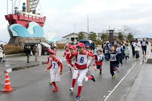 赤泊正月マラソン大会で、スタートを切る参加者=佐渡市赤泊