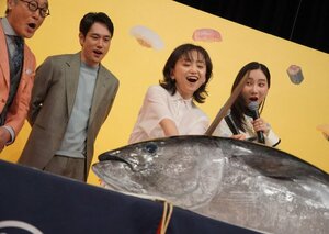 『時すでにおスシ!?』制作発表会見でマグロ解体ショーに参加した永作博美 (C)ORICON NewS inc.