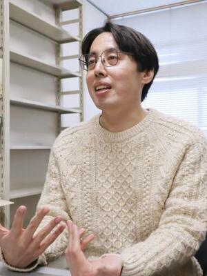 　「英語にも日本語にも違和感はあるし、（詩を創作する上で）それを意図的につくっている感じもある」と話す田中裕希さん