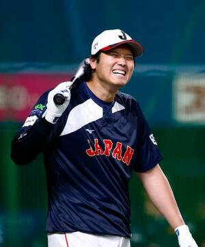 打撃練習中に笑顔を見せる大谷=バンテリンドーム