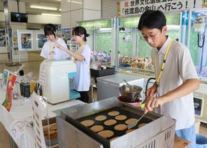 佐渡汽船直江津港ターミナルでカフェを運営するライトシップ高等学院の生徒=上越市港町1