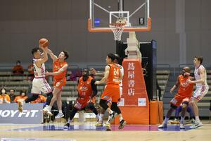 新潟-福島 第1クオーター、自陣で守る新潟の選手ら=アオーレ長岡(長岡支社・芳本卓也)