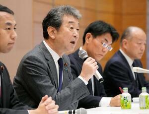 　総会後、記者会見する自民党の「責任ある積極財政を推進する議員連盟」の中村裕之共同代表（左から２人目）＝１７日午後、国会