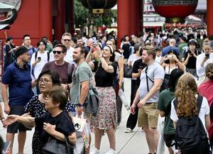東京・浅草を訪れ、写真撮影する外国人観光客ら=7月