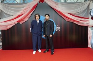 「第1回しずおか映画祭」開幕、ゲストの役所広司、しずおか映画祭実行委員会代表の磯村勇斗