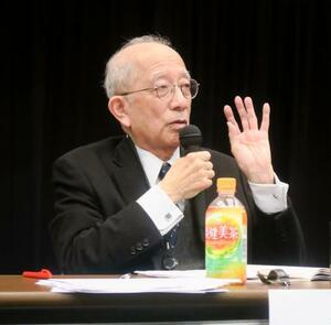 高市首相の国会答弁に関し、記者会見で撤回を求める東郷和彦元外務省条約局長=8日午後、国会