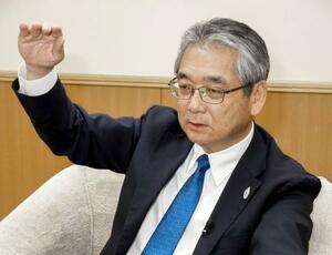 インタビューに応じるJR西日本の倉坂昇治社長