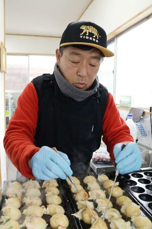 たこ焼きを作る宇都宮郡二さん。1日300個以上焼くという=聖籠町諏訪山