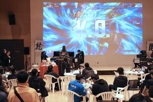 人気格闘ゲームの対戦で盛り上がったeスポーツの大会=3月、長岡市中央公園のトチオーレ