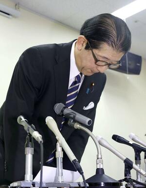 自民党県連会長の辞任を表明した会見で頭を下げる高鳥修一衆院議員=7日、上越市