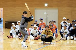 子どもたちに打撃を披露する滝澤夏央選手=6日、上越市大貫2