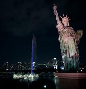 　お台場海浜公園に整備した「東京アクアシンフォニー」。右は自由の女神＝２８日夜、東京都港区