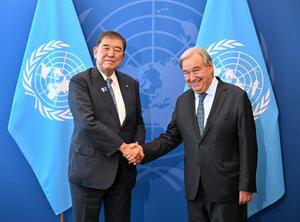国連のグテレス事務総長(右)と握手する石破首相=23日、米ニューヨークの国連本部(代表撮影・共同)