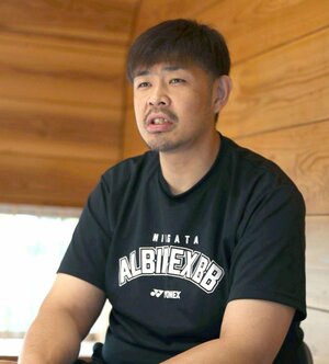 再建へ意気込みを語る鵜澤潤新監督=長岡市