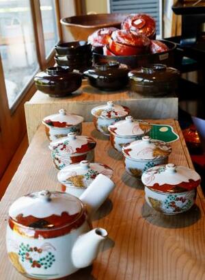 チャリティー販売会で並べられた九谷焼や輪島塗の器=14日午後、北海道愛別町