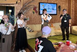 JA北新潟のPR隊長に就任した田辺美月さん(右から2人目)=新発田市藤塚浜石山海岸