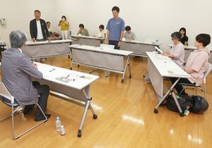 参加型裁判演劇「極刑」の稽古をする出演者=長岡市大手通2