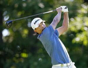 　最終日、１８番でティーショットを放つ小平智。通算２４アンダーで優勝＝北海道ブルックスＣＣ