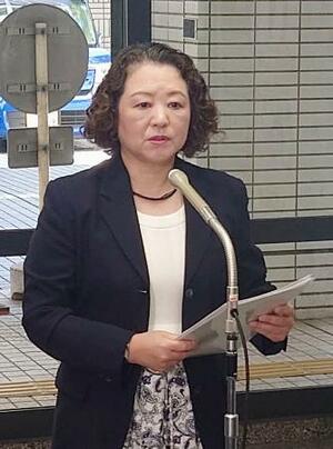 取材に応じる連合の芳野友子会長=18日、厚労省