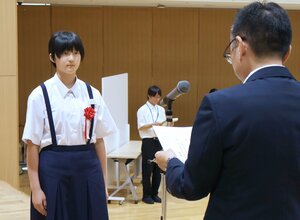 最優秀賞を獲得し、表彰を受ける大川ひなたさん=刈羽村