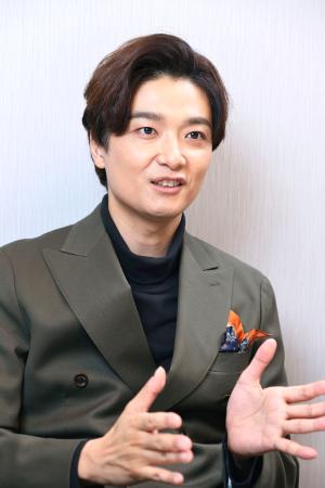 　「７０代でも現役の先輩方を見習って、一日でも長く舞台に立ち続けたい」と話す井上芳雄