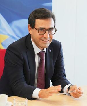 ブリュッセルでインタビューに答えるEU欧州委員会のセジュルネ上級副委員長(共同)