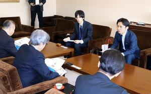 新潟市への進出を報告したエスティの平井瑛代表(奥右)=県庁