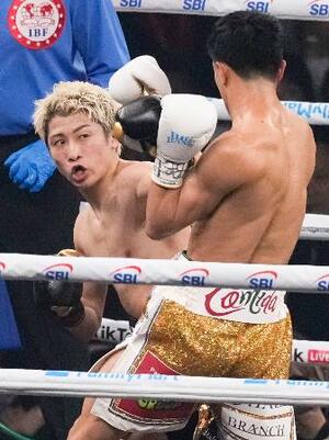 　３回、中谷潤人（右）を攻める井上尚弥＝東京ドーム