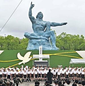 平和祈念式典で楽曲「クスノキ」を合唱する児童=9日午前、長崎市の平和公園(代表撮影)