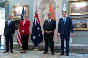 「クアッド」での写真撮影に臨む岩屋外相(右から2人目)ら=1日、ワシントンの国務省(AP=共同)